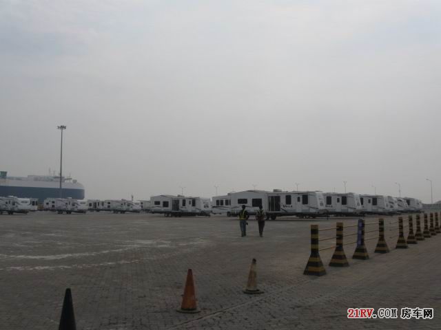 美国拖挂式房车到达天津港